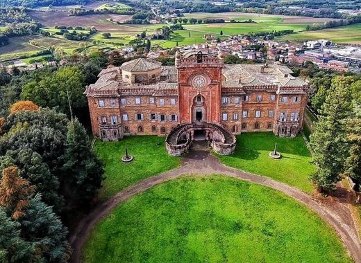 SAMMEZZANO CASTLE ITALY - Beautiful Abandoned Castles in the World