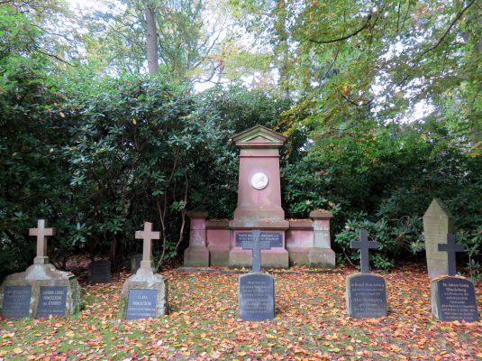 Grave area Monckeberg family Hamburg Ohlsdorf20163 - HiideeMedia