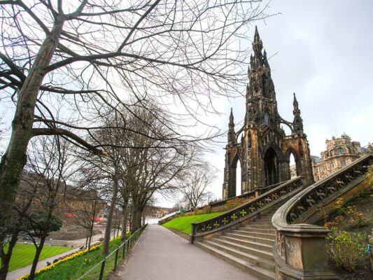 scott monument in edinburgh